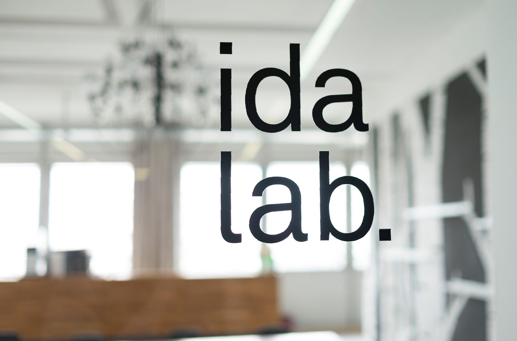 idalab_Logo_Tuer_Bild1.jpg