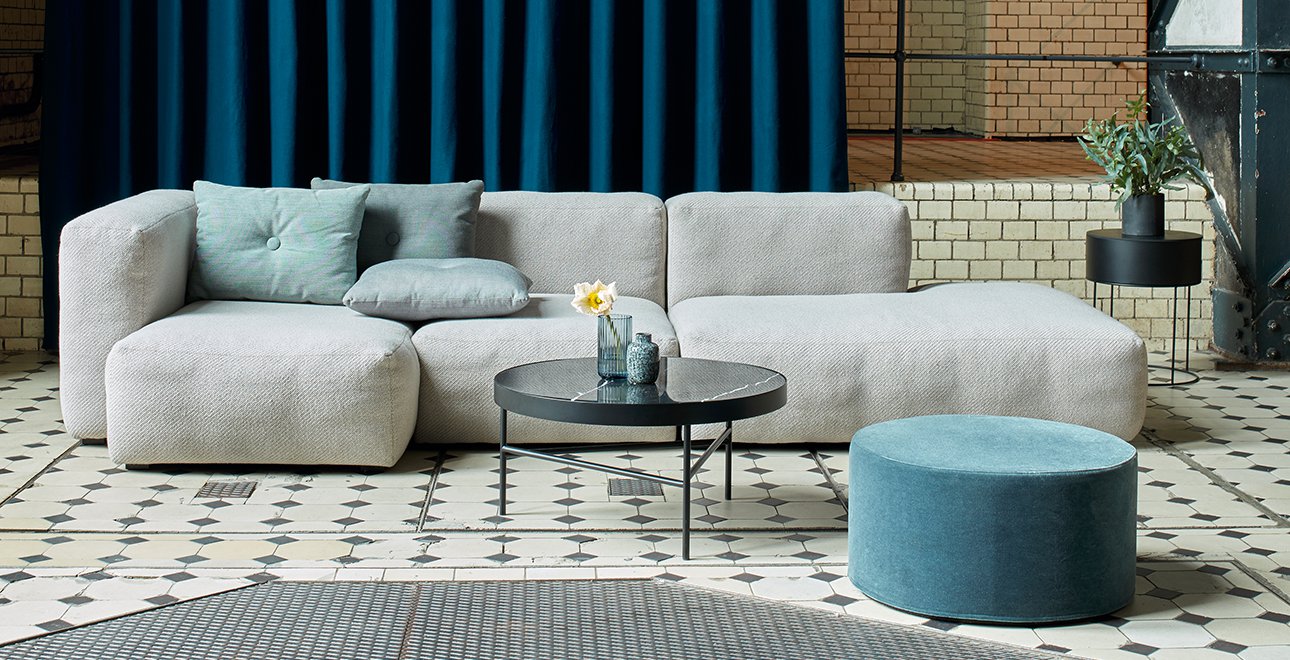 1290x660_HAY_Sofa_Mags_soft_beige_Aluvision_Vorhang_blau_Pouf_samt_hellblau_Couchtisch_Fermliving_Marmortisch_black_marquina.png