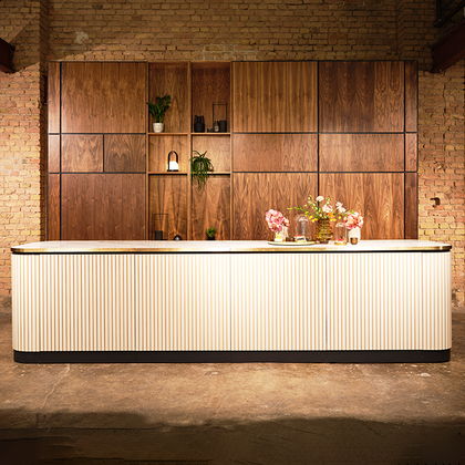 688x688_Buffetmodul-Rundung-Marmor-Holz-Lamelle-beige.png