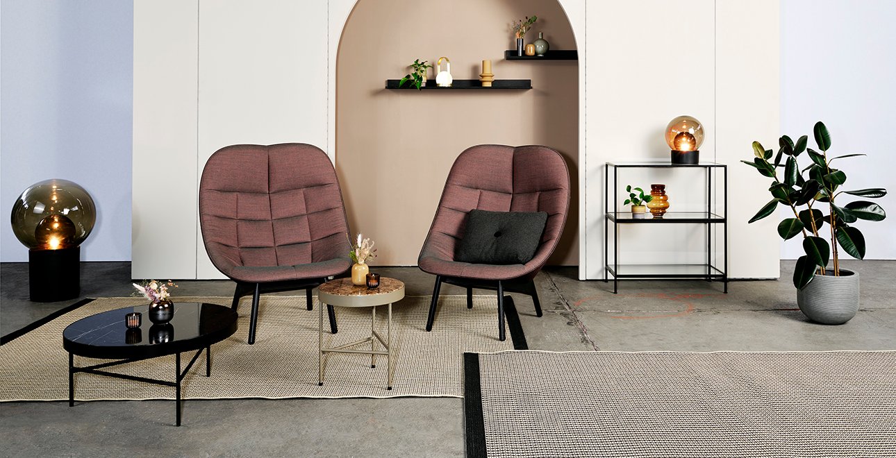 1290x660_Wandbau_AV-Torbogen-200x300-beige_Regalbrett-Spanplatte-schwarz_Lounge_HAY-Uchiwa_FRAME40_FERMLIVING-Marmor_Deko