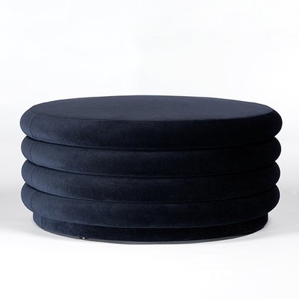 fermLIVING Samt Pouf dunkelblau VARIANTE