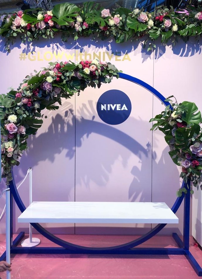 Blumeninstallation Nivea