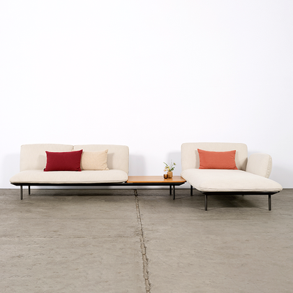 660x660_Sofa_TRIBÙ_Senja_Daybed-Lehne_Bank-Tisch_linen-grau_0_Kissen-rot.png