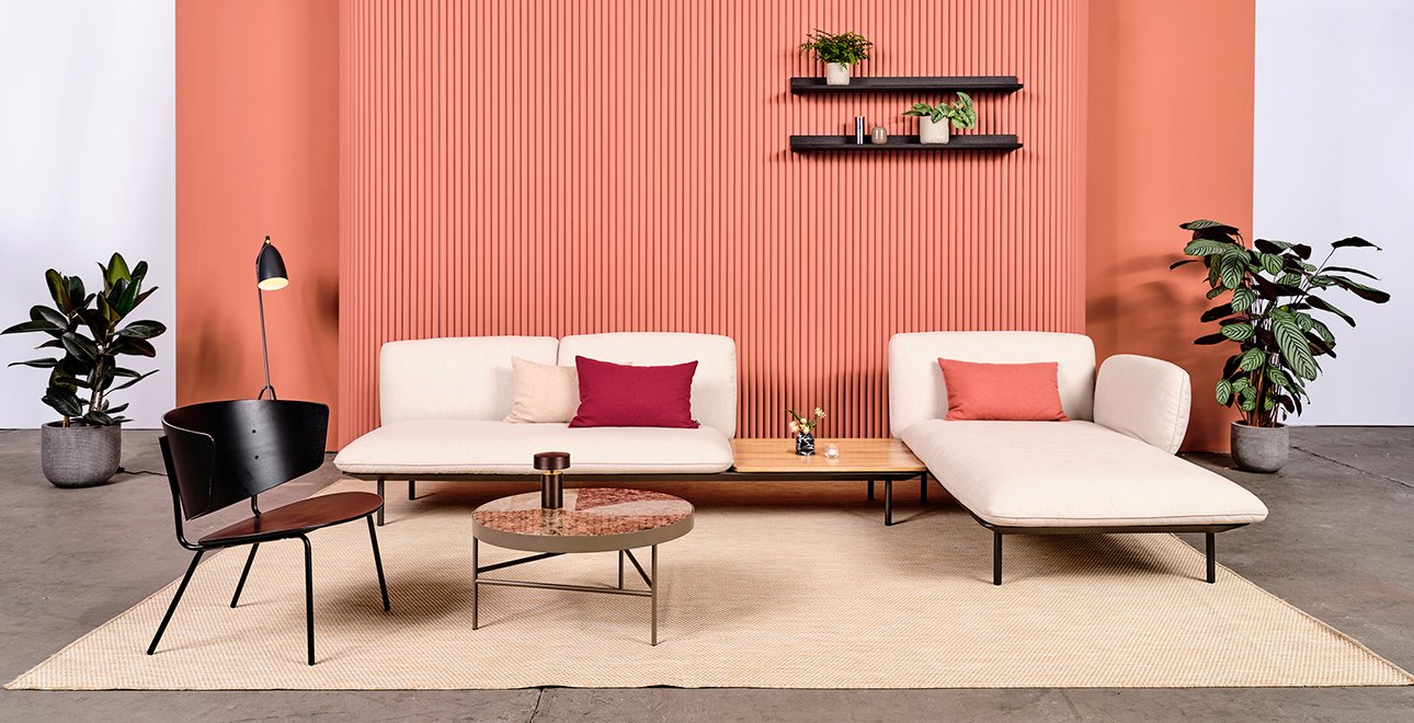 1290x660_AV-Lamelle-halbrund-terrakotta_Regalbrett-120-schwarz_Sofa-TRIBU-Senja_FERM-LIVING-Herman-Lounge-Chair_FERM-LIVING-Marmortisch-marquina-groß-braun_Deko-(1).png